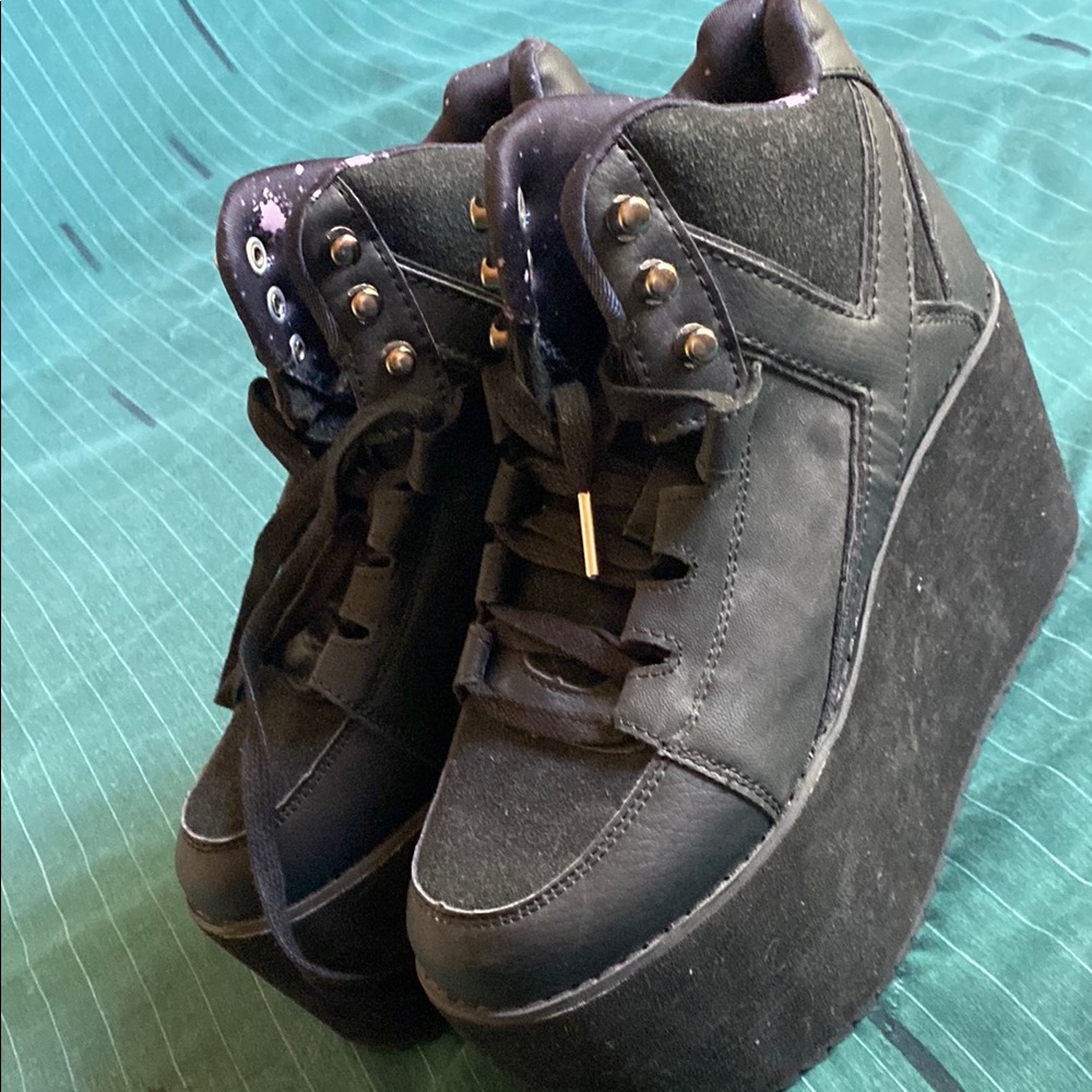YRU Black Platform
